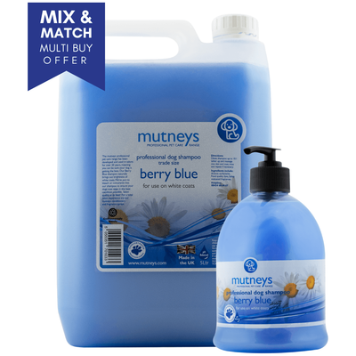 Mutneys Berry Blue Hundeshampoo velegnet til hvide og plettede hunde
